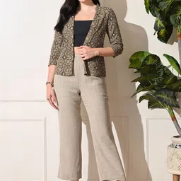 DECKEDUP Women Printed Shrug image 4