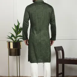 SWAGG INDIA Men Geometric Embroidered Thread Work Kurta image 2