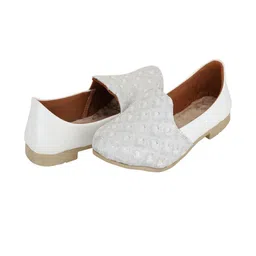 KRITARTH Men Embroidered Mojaris image 4