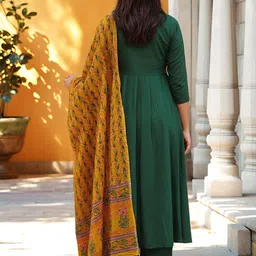 Aaghnya Women Floral Regular Kurta with Palazzos & With Dupatta image 4