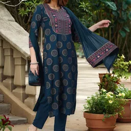 Aaghnya Women Viscose Rayon Printed Kurta Sets image 5