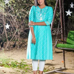 Avaasa Buy Shruthi Floral Embroidered Straight Kurta image 2