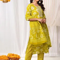 PARTHVI Women Floral Printed Cotton Kurta with Trousers & Dupatta image 3