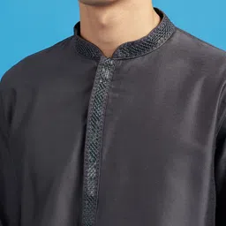 Diwas by Manyavar Men Solid Sequins Mandarin Collar Straight Kurta image 5