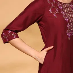 Anouk Women Embroidered Thread Work Kurta image 2
