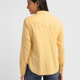 levi's Women's Solid Spread Collar Shirt image 3