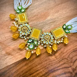 eeooaa Gold-Plated Stones Studded & Beaded Jewellery Set image 3