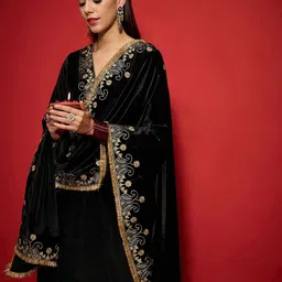Shae by SASSAFRAS Embroidered Velvet Dupatta with Zari image 4