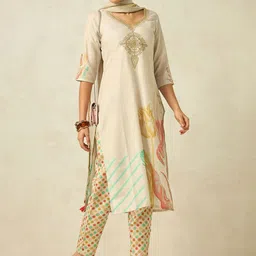 HRITIKA Women Floral Printed Regular Kurta with Trousers & With Dupatta image 3