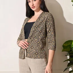 DECKEDUP Women Printed Shrug image 3