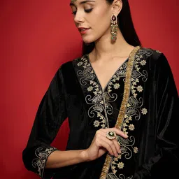 Shae by SASSAFRAS Embroidered Velvet Dupatta with Zari image 5