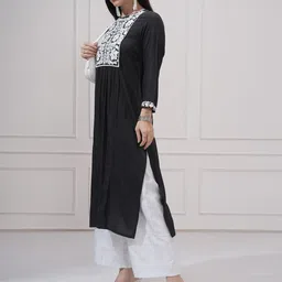 Vishudh Floral Embroidered Round Neck Thread Work Pleated Straight Kurta image 4