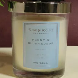 Sim & Ross White Round Scented Candle With Bow Embellishment image 4