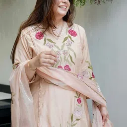 FAST FASHIONS Women Floral Embroidered Regular Thread Work Kurta with Trousers & With Dupatta image 4