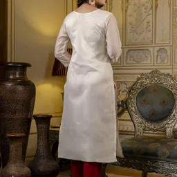 vredevogel Women Embroidered Silk Blend Straight Kurta image 3