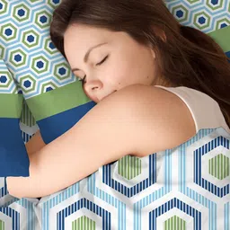 Layers Green & Blue 230 TC Geometric Queen Bedsheet with 2 Pillow Covers image 4