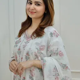 7threads 1 Stop Fashion Floral Printed Straight Kurta with Trousers & Dupatta image 2