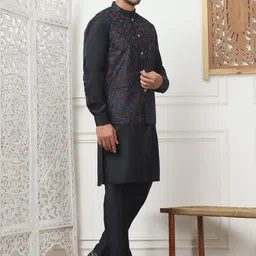 Jompers Men Regular Chikankari Kurta with Churidar image 4