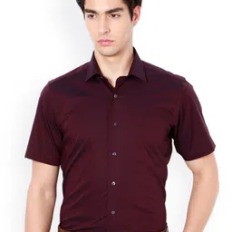 Van Heusen Men Burgundy Regular Fit Solid Formal Shirt image 1