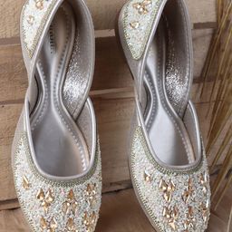 Anouk Women Embellished Ethnic Mojaris Flats-picture-28