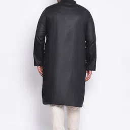 KISAH PLUS Men Black Solid Straight Kurta image 2