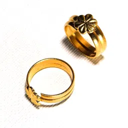 deccani handicrafts Metal Alloy (Panchaloha) Toe Ring for Women- 2 Rounds with Flat Flower on Top (Gold) image 2