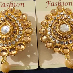 fashio Vintage Style Gold-Toned Crystal Brooch with Pearl Drop, Teardrop Design, Fashion Jewellery image 4