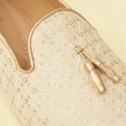 manyavar Men's Sequinned Tasseled Jutti| Ethnic Juttis and Mojaris image 2