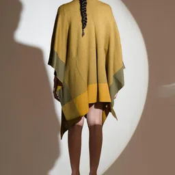 khaleej Women Serpentine Patterned Reversible Cape image 3