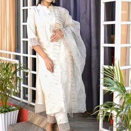 VredeVogel Floral Embroidered Thread Work Mandarin Collar Kurta with Trouser & Dupatta image 1