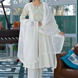 FAST FASHIONS Floral Embroidered Mirror Work Cotton Silk Kurta With Trousers & Dupatta image 4