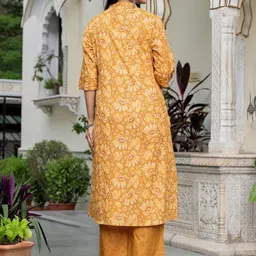 TANISHA Women Floral Printed Regular Kurta with Trousers image 4