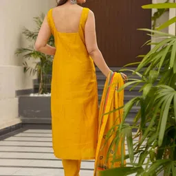 FAST FASHIONS Women Floral Printed Regular Kurta with Trousers & With Dupatta image 2