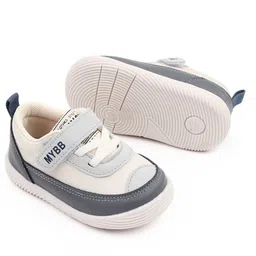 KIDLINGSS Colour Blocked Typography Printed Velcro Closure Shoes - White & Grey image 3