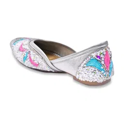 Jove Women's Silver Ethnic Juttis image 5