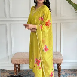 CANIZZARO Women Floral Embroidered Regular Thread Work Kurta with Trousers & With Dupatta image 4