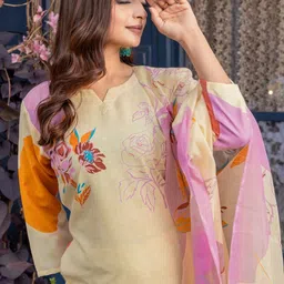 C J Enterprise Women Floral Printed Regular Kurta with Trousers & With Dupatta image 2