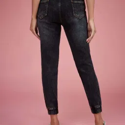 Miss Chase Black Relaxed Fit Mid Rise Regular Length Stretchable Denim Joggers image 2