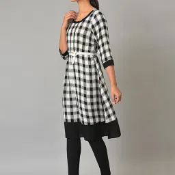 Aurelia Women Black Checked Rayon Kurta image 3