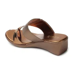 Iconics Women's Antique Gold Toe Ring Wedges image 5