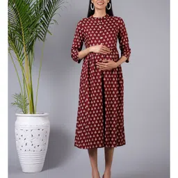 Zelena Three Fourth Sleeves Seamless Aztec Designed Motif Printed Fit & Flare Maternity Dress With Vertical Concealed Zipper Nursing Access - Maroon image 3