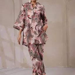Ikk Kudi by Seerat Printed Pure Cotton Mandarin Collar-Neck Top With Trousers-image-3