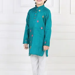Here&Now X Kinder Kids Boys Ethnic Motifs Embroidered Regular Thread Work Pure Cotton Kurta with Pyjamas image 3