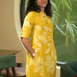 Aaghnya Women Floral Printed Regular Kurta with Trousers image 2