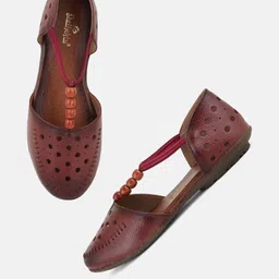 Dollphin Women Textured One Toe Flats with Buckles image 4