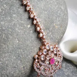 Karatcart Rose Gold Plated Pink American Diamond Studded Maang Tikka for Women-picture-16