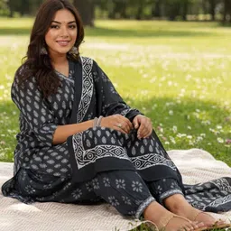 Varanga Ethnic Motifs Printed V-Neck Angrakha A-Line Kurta With Patiala & Dupatta image 3