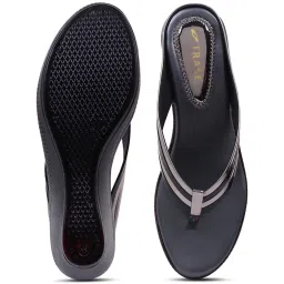 Trase Women's Gun Metal Thong Wedges image 4