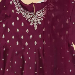 Akkriti by Pantaloons Kids Wine Embroidered Kurta Set image 4