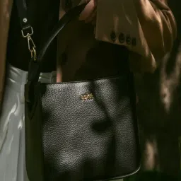 Eske Green Solid Medium Handbag image 4